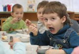 В детских учреждениях Калужской области кормят просрочкой
