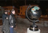 В Калуге поставили черный глобус с двумя Россиями. Фотографии