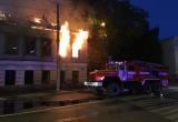 Центр снова полыхает: в районе парка Циолковского сгорел дом. Видео
