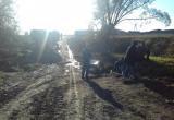 Трактор с прицепом упал в кювет на деревенской дороге
