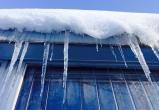 МЧС предупреждает об угрозе схода снега и наледи с крыш