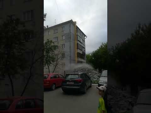 С крыши бросают вниз огромные камни. А если в ребенка? А если в машину? (Видео) С крыши бросают вниз огромные камни. А если в ребенка? А если в машину? (Видео)