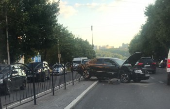 Иномарка снесла забор на улице Гагарина