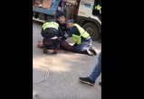 Агрессивный автолюбитель посадил жену и детей на эвакуатор (видео)