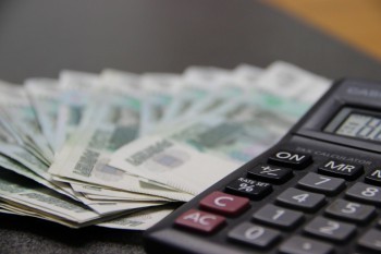 Калужская фирма задолжала двоим сотрудникам 150 000 рублей