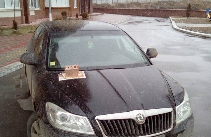 Из-за платных парковок во дворе не припарковаться Из-за платных парковок во дворе не припарковаться