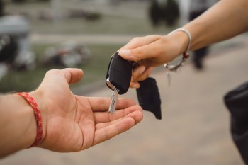 Предприимчивая москвичка одолжила машину у калужанина и продала её