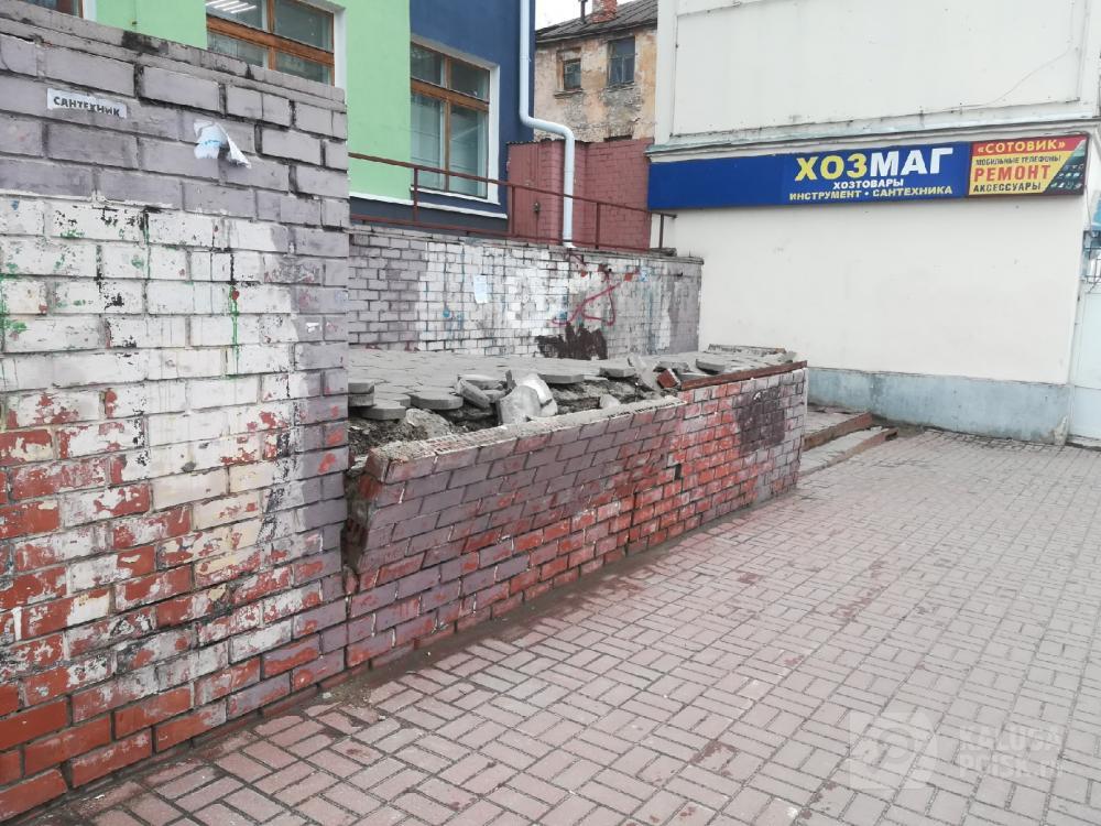 кусок кирпичной кладки на ул.Марата кусок кирпичной кладки на ул.Марата