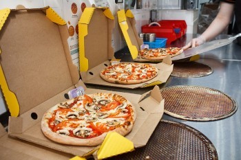 Абонентам Tele2 в Калуге и Обнинске привезут пиццу на дом за полцены