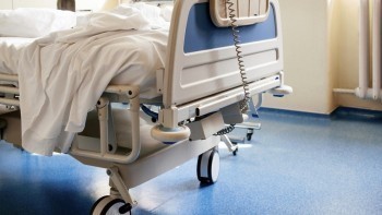 Калужские больницы оснащают дополнительными койками для пациентов с коронавирусом