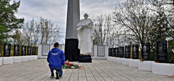 Волонтеры Победы почтили память погибших солдат от имени ветеранов