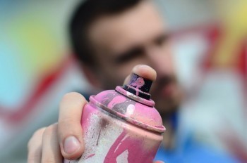 Уличный художник распылил краску в лицо полицейскому