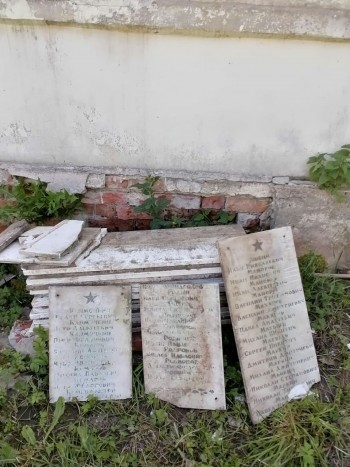 Власти прокомментировали инцидент с надгробными плитами у подножия памятника Ленину 