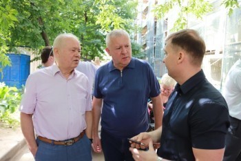 Александр Иванов и Карп Диденко проверили ход капитального ремонта домов на улице Ленина