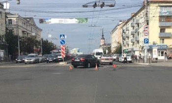 "Фольксваген" и "Лада" столкнулись на улице Кирова