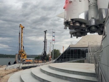 Владислав Шапша проверил укрепление подпорной стены музея космонавтики