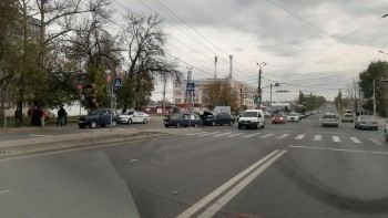 В Калуге на Московской столкнулись "Шевроле" и "ВАЗ"