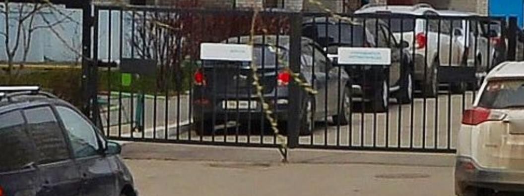 Поставили забор, здорово. А как скорой и пожарным проезжать? Поставили забор, здорово. А как скорой и пожарным проезжать?