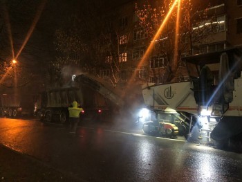 В Калуге срезают асфальт на улице Циолковского 