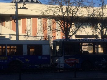 В центре Калуги столкнулись троллейбус и автобус