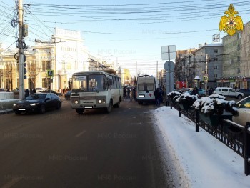 Пешеход попал под автобус в центре Калуги