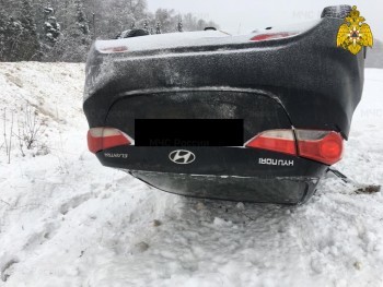 В Калужской области автомобиль перевернулся в кювете