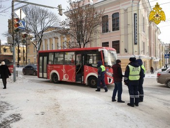 Пассажир калужского автобуса пострадал в ДТП на Московской