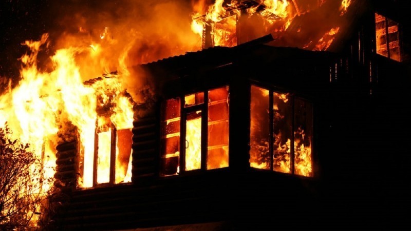 Пьяный сосед чуть не спалил весь дом! Пожар потушила моя 11-летняя дочь