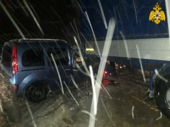 В Калужской области столкнулись легковушка и грузовик