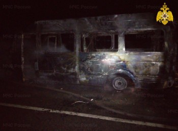 В Калужской области на трассе сгорел микроавтобус