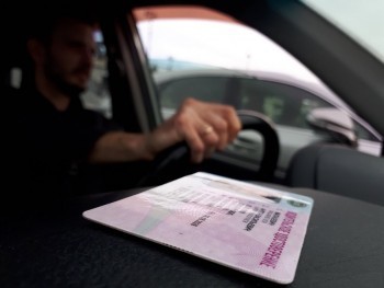 В Калуге задержали таксиста с фальшивыми правами