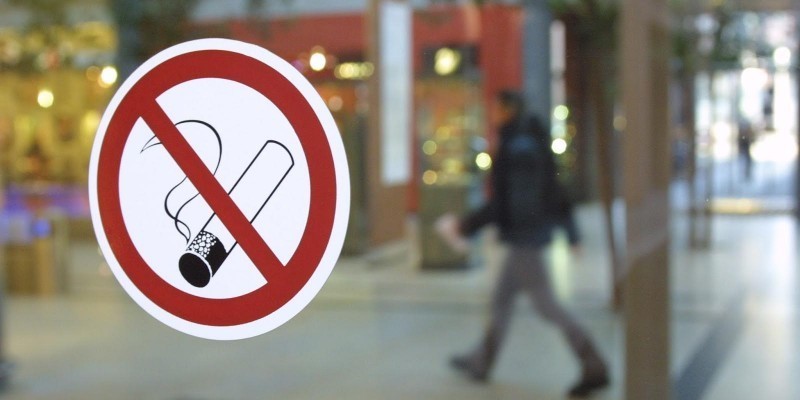 Либо вообще запрещайте сигареты, либо прекратите ущемлять права курильщиков