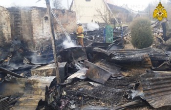 Крупный пожар оставил без крова две семьи