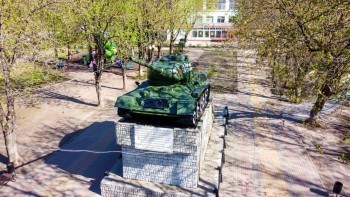 В Калуге вандалы разрисовали танк на Московской площади