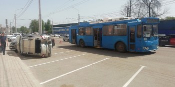 Троллейбус опрокинул Renault на Грабцевском шоссе