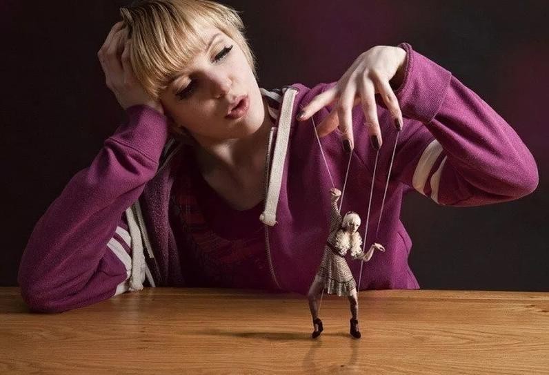 Мама все детство нас с братом лбами сталкивала, но выяснили мы это только в 25 лет Мама все детство нас с братом лбами сталкивала, но выяснили мы это только в 25 лет