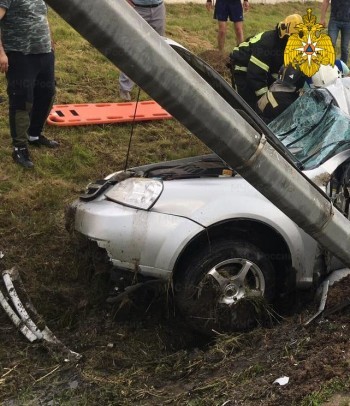 В Калуге молодой водитель погиб после наезда на столб