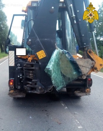 Грузовик и трактор столкнулись в Калужской области