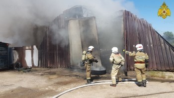 На горящем в Калуге складе едва не произошел взрыв