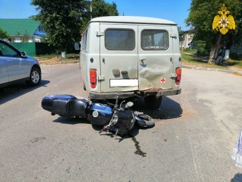 В Калужской области "скорая" столкнулась с мотоциклом