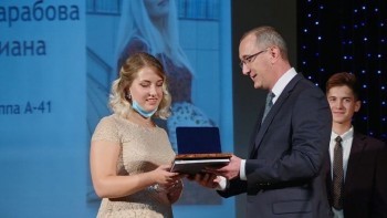 Губернатор наградил медалью Диану Бессарабову за спасение ребенка