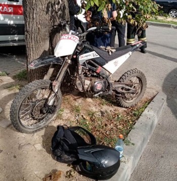 Подросток на мопеде влетел в Citroen в центре Калуги
