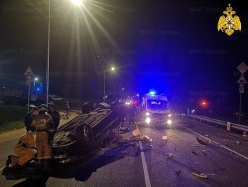 В Калужской области после во время массовой аварии перевернулся автомобиль