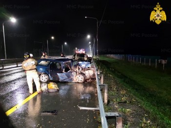 В столкновении Chevrolet и Mitsubishi на Киевской трассе пострадали два человека 