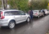В Калуге на улице Заводской столкнулись три автомобиля В Калуге на улице Заводской столкнулись три автомобиля