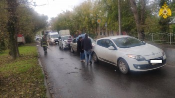 В аварии трех машин в Калуге пострадали женщина и ребенок