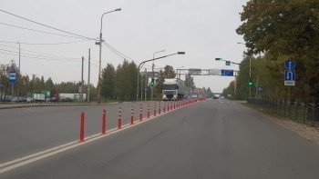 На Грабцевском шоссе установили новые дорожные разделительные столбы