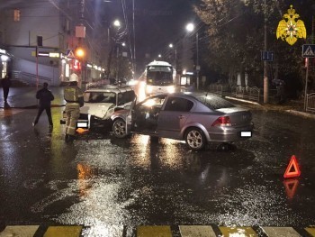 На перекрестке в центре Калуги разбились "Четверка" и Opel 