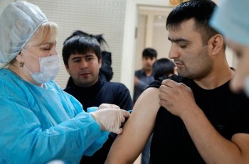 Губернатор попросил дополнительно 10 тысяч доз вакцины "Спутник Лайт" для мигрантов