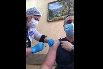 Глава Калуги Дмитрий Денисов сделал прививку на камеру (видео)  